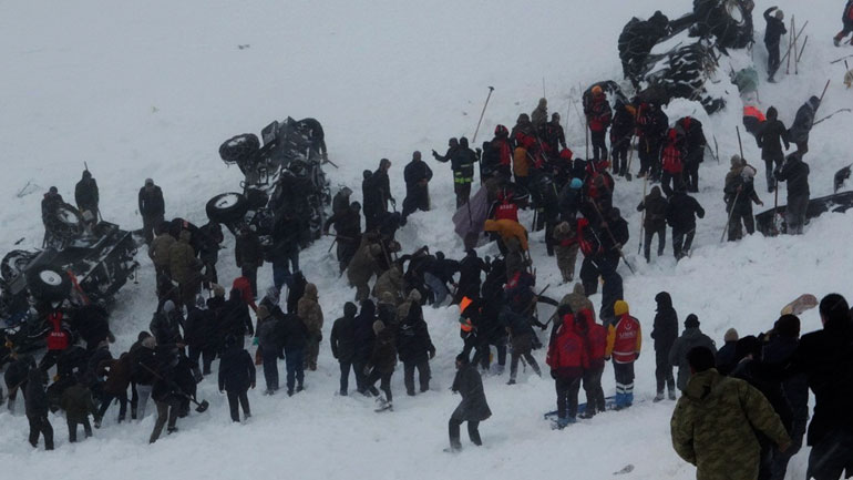 Νέο βίντεο λεπτά μετά τη φονική χιονοστιβάδα στην ανατολική Τουρκία