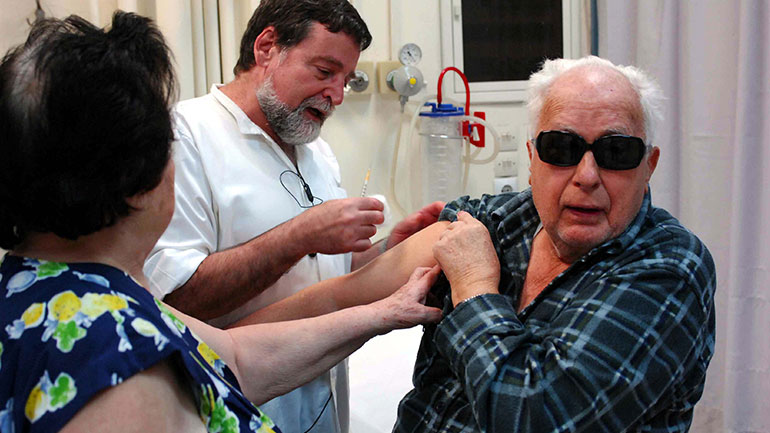 ΕΟΔΥ: Tο αντιγριπικό εμβόλιο μειώνει σημαντικά τον κίνδυνο νόσησης από τη γρίπη