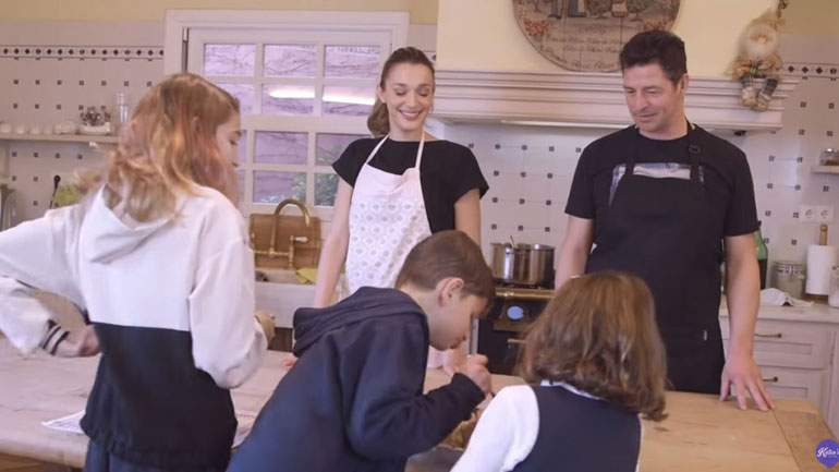 Κάτια Ζυγούλη: Μαγείρεψε με τον κουνιάδο της μακαρόνια με κιμά για τα παιδιά της