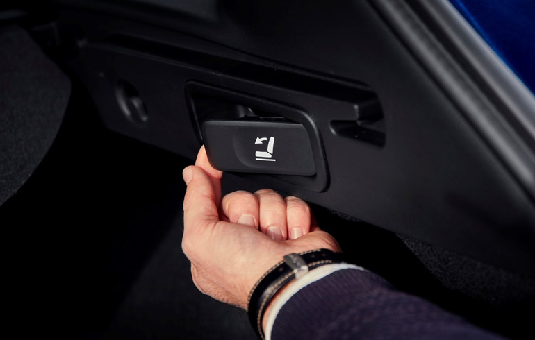 Για να πέσουν οι πλάτες των καθισμάτων τραβάς αυτόν τον μοχλό