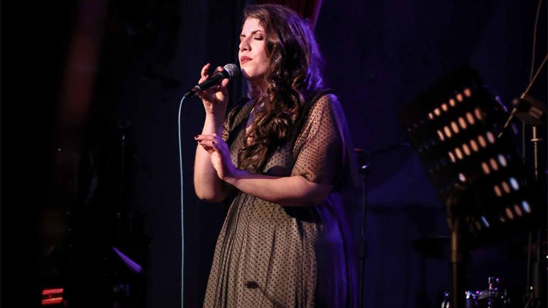 Η Βεατρίκη Ψυχάρη τραγουδάει «Μικρές Ιστορίες Πόλης» στο El Convento Del Arte