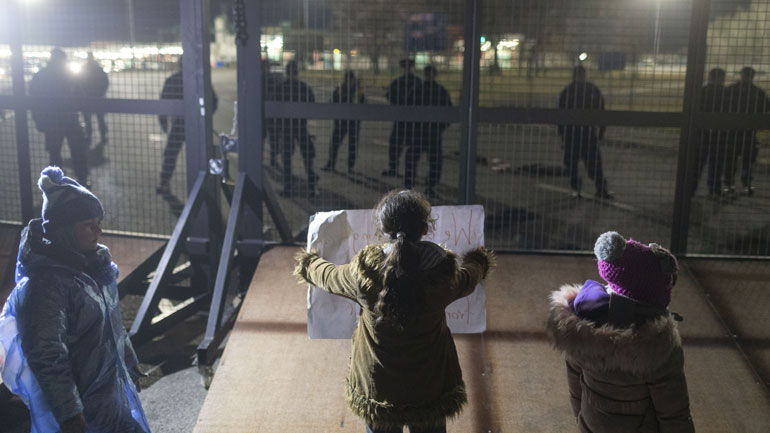 Απομακρύνθηκαν οι μετανάστες που είχαν αποκλείσει τα σύνορα Σερβίας-Ουγγαρίας