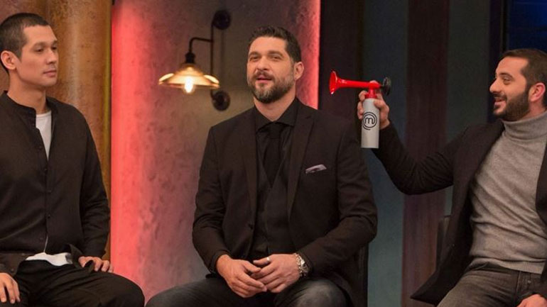 Οι κριτές του MasterChef χαλαρώνουν τραγουδώντας Παύλο Σιδηρόπουλο