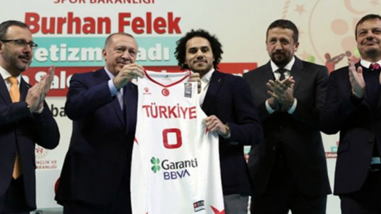 Ο Ερντογάν παρέδωσε τη φανέλα της εθνικής Τουρκίας στον Σέιν Λάρκιν