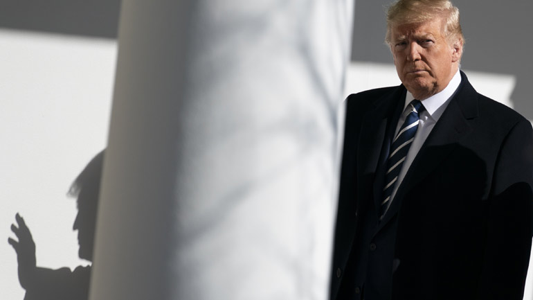 ΗΠΑ: Ο Τραμπ απέλυσε δύο κυβερνητικούς αξιωματούχους που κατέθεσαν εναντίον του