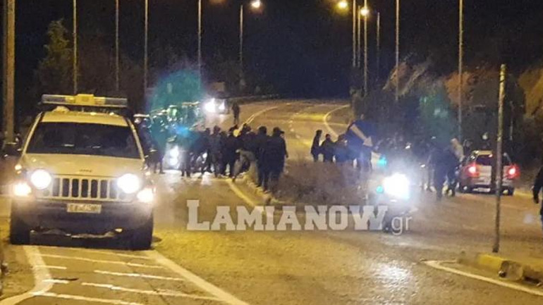 Επεισόδια από οπαδούς της ΑΕΛ στη Λαμία με τραυματισμούς αστυνομικών