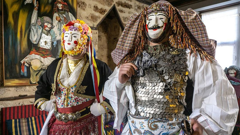 COSMOTE HISTORY HD: Ένα από τα πιο γνωστά αποκριάτικα έθιμα της Ελλάδας αναβιώνει μέσα από τη σειρά «Ο τόπος μου γιορτάζει»