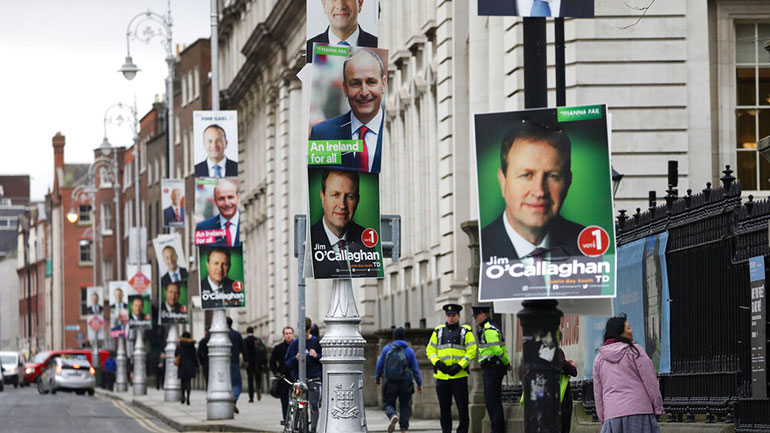 Οι Ιρλανδοί προσέρχονται στις κάλπες για να αναδείξουν το νέο τους κοινοβούλιο