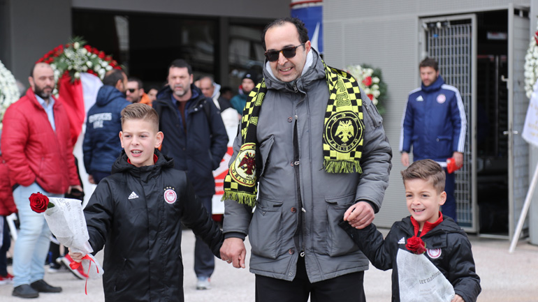 Πανέμορφη εικόνα: Πατέρας με κασκόλ της ΑΕΚ τίμησε με τους γιους του τη μνήμη των θυμάτων της Θύρας 7