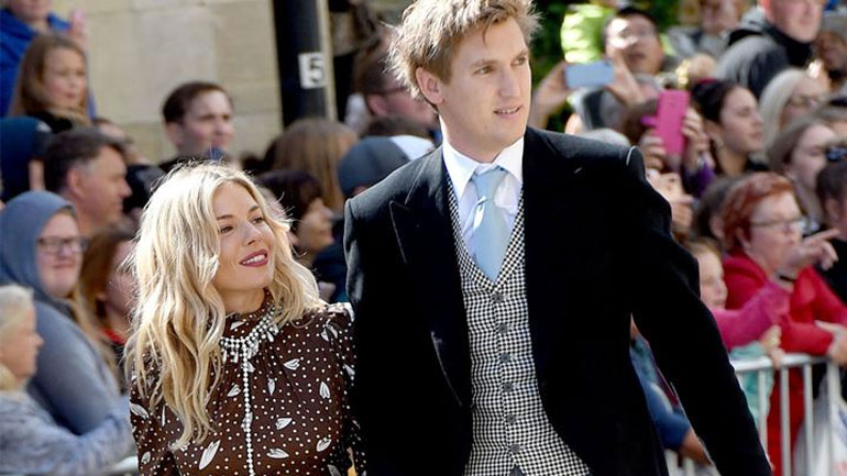 Η Sienna Miller αρραβωνιάστηκε τον αγαπημένο της Lucas Zwirner