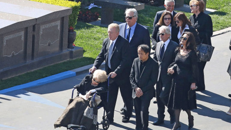 Σε στενό οικογενειακό κύκλο η κηδεία του Kirk Douglas