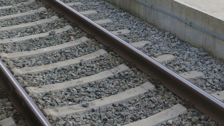 Συρμός του Προαστιακού παρέσυρε αυτοκίνητο στο Μεταξουργείο