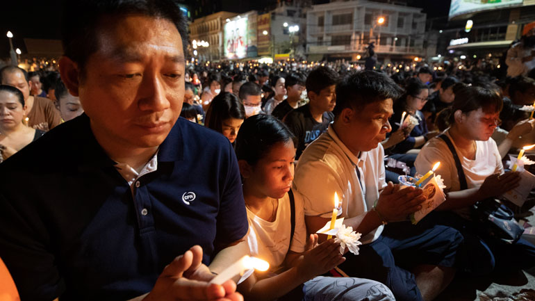 Ταϊλάνδη: Οι κάτοικοι της Νακόν Ρατσασίμα τιμούν τα θύματα του μακελειού στο εμπορικό κέντρο