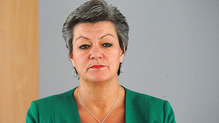 Σε νέα συμφωνία για τη μετανάστευση και το άσυλο στοχεύει η Ευρωπαϊκή Επιτροπή