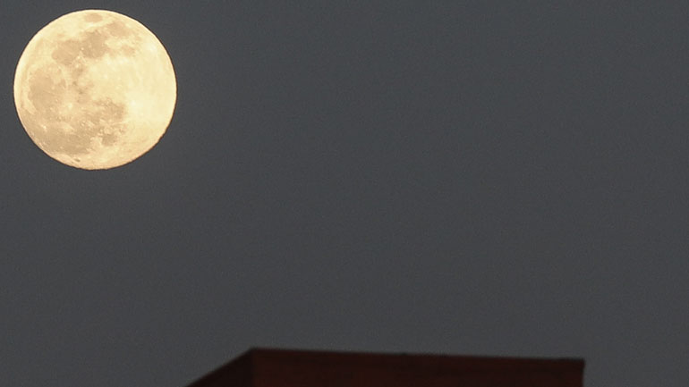 Μαγεύει η «πανσέληνος του χιονιού»