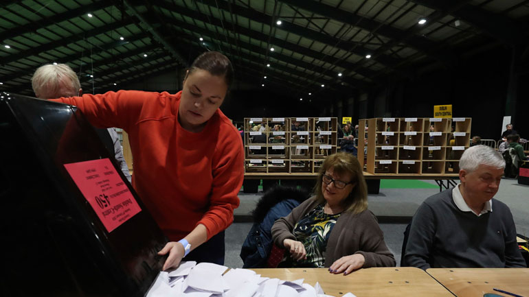 Εκλογές στην Ιρλανδία: Αμφίρροπο το αποτέλεσμα – Συμμετοχή στην επόμενη κυβέρνηση διεκδικεί το Σιν Φέιν