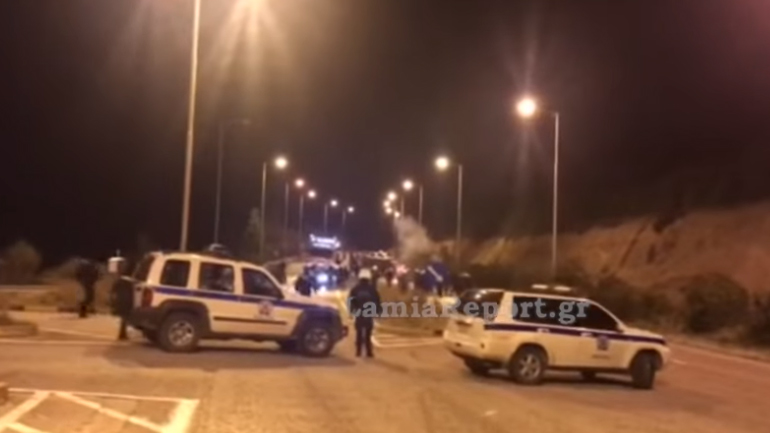 Εικόνες από τον πετροπόλεμο αστυνομικών με οπαδούς της Λάρισας