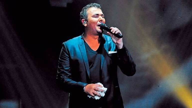 Αντώνης Ρέμος: «Μπορεί ακόμα και τώρα η μητέρα μου να γυρίσει να μου δώσει χαστούκι»