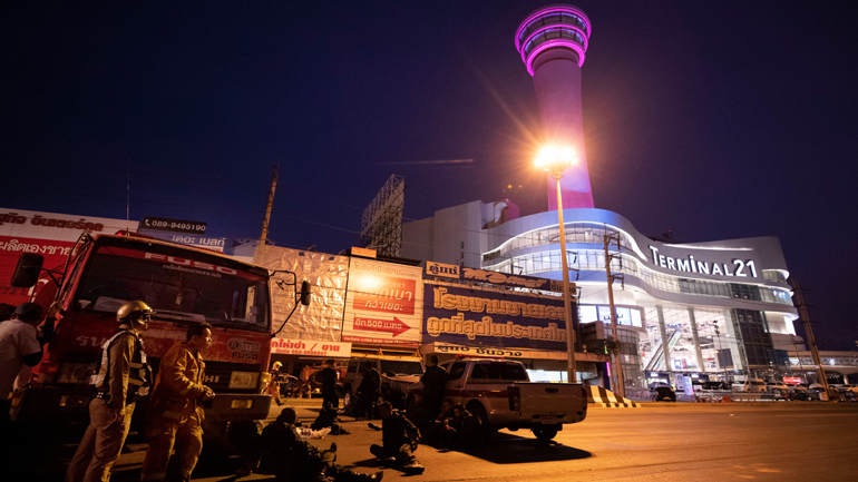 Ταϊλάνδη: «Στο υπόγειο του εμπορικού κέντρου κρύβεται ο δράστης – Δεν κρατά ομήρους» λέει η αστυνομία