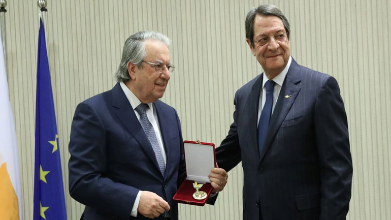 Κύπρος: Ο πρόεδρος Αναστασιάδης απένειμε το Μετάλλιο Εξαίρετης Προσφοράς στον καθηγητή Γεώργιο Μπαμπινιώτη