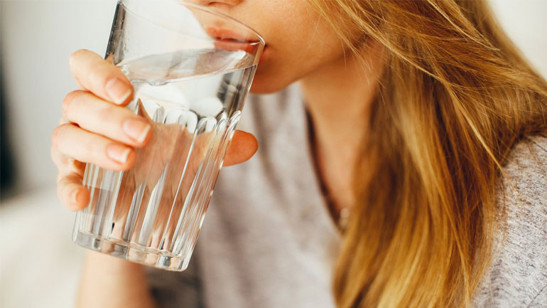 Η καλή ενυδάτωση του σώματος σχετίζεται με λιγότερα περιττά κιλά