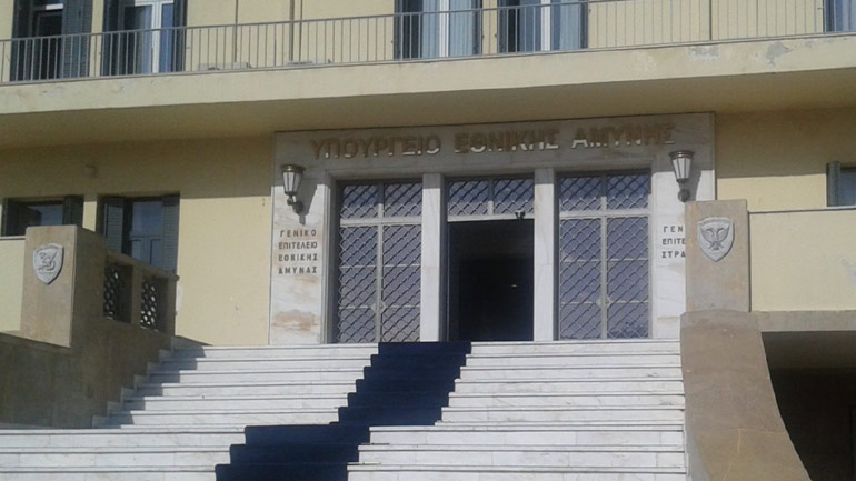 Διαμαρτυρία για την απόλυση δημοσιογράφων από τη Διεύθυνση Ενημέρωσης του ΥΠΕΘΑ Διαμαρτυρία για την απόλυση δημοσιογράφων από τη Διεύθυνση Ενημέρωσης του ΥΠΕΘΑ