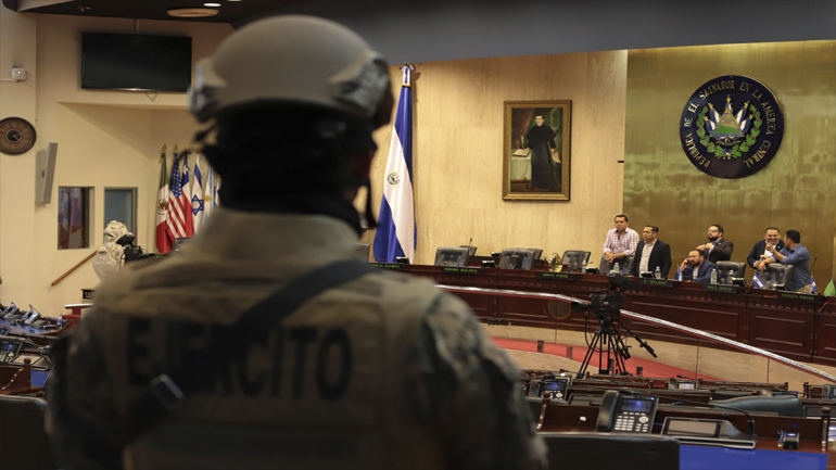 Ελ Σαλβαδόρ: Υποστηρικτές του προέδρου συγκεντρώθηκαν στο κοινοβούλιο