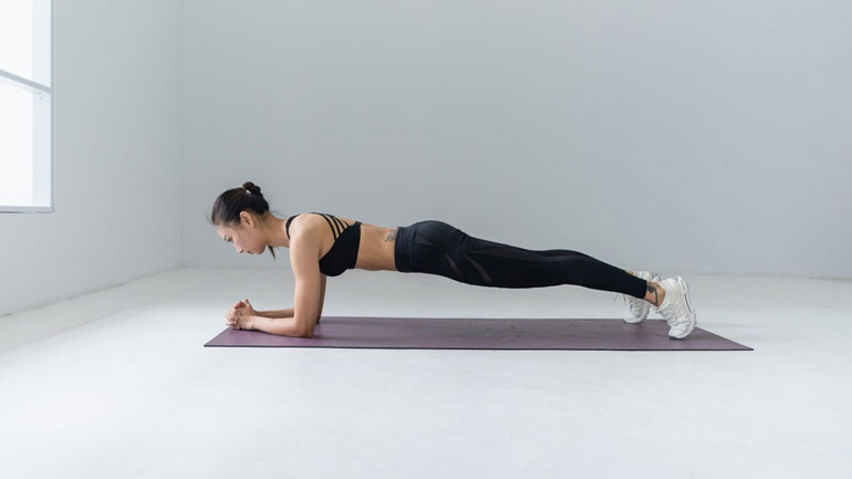 Πώς θα εκτελέσετε σωστά τη θαυματουργή άσκηση «σανίδα»;