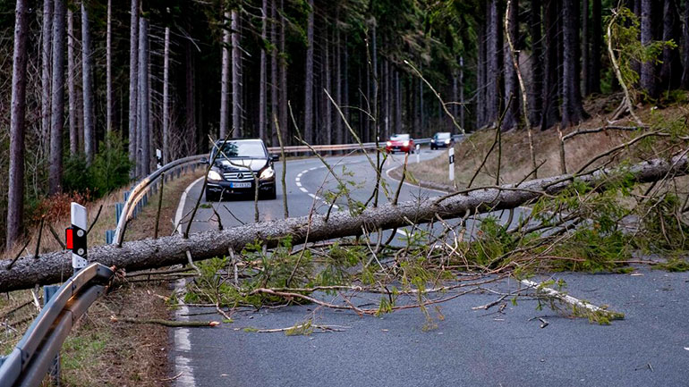 Σλοβενία: ‘Ενας νεκρός από την κακοκαιρία – Θυελλώδεις άνεμοι «σαρώνουν» τη χώρα