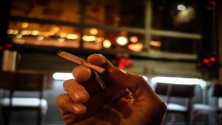 Θεσσαλονίκη: Το πρώτο καφέ – μπαρ που έγινε λέσχη και επιτρέπει το κάπνισμα