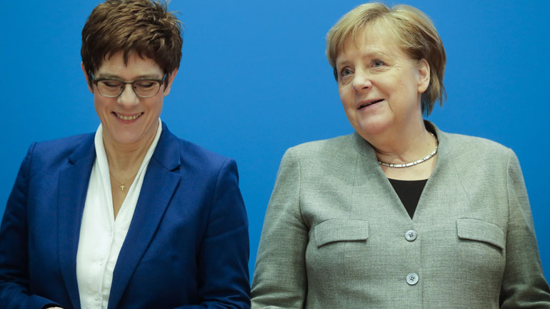 Η Άνγκελα Μέρκελ «λυπάται» για την απόφαση της Άνεγκρετ Κραμπ-Καρενμπάουερ