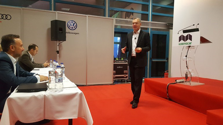 Ο Κώστας Οικονόμου