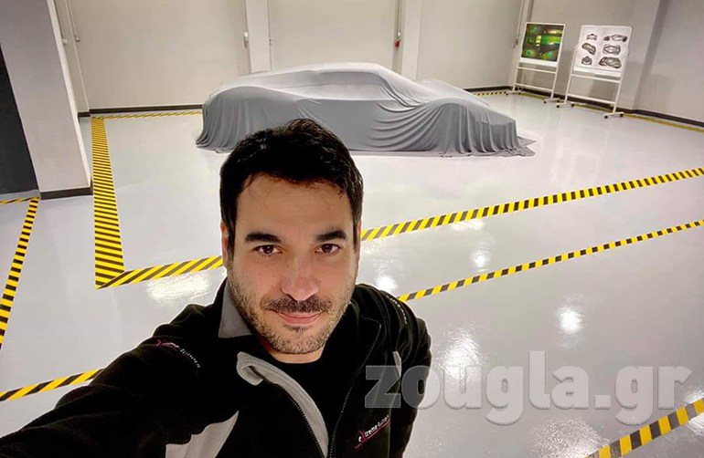 Ο Σπύρος Πανόπουλος και πίσω του το υπερ-αυτοκίνητο που ετοιμάζει...