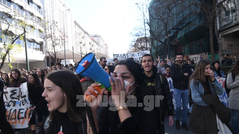 Μεγάλη η συμμετοχή των μαθητών στην πορεία στα Προπύλαια