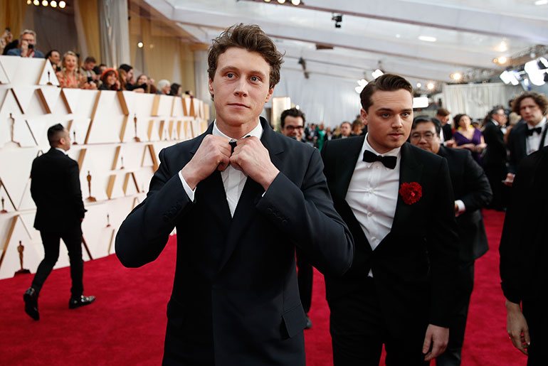 Ο George MacKay, αριστερά, και ο Dean-Charles Chapman