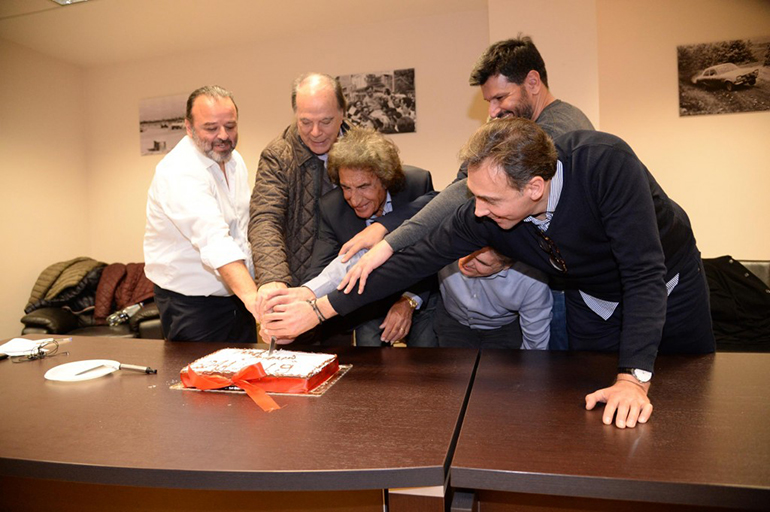 Φωτογραφία από την παλαιότερη κοπή της πίτας στα γραφεία του ΣΟΑΑ