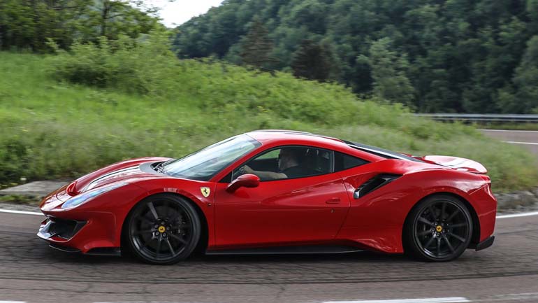 Συμμορία κλέβει Ferrari με ψεύτικες ανακλήσεις