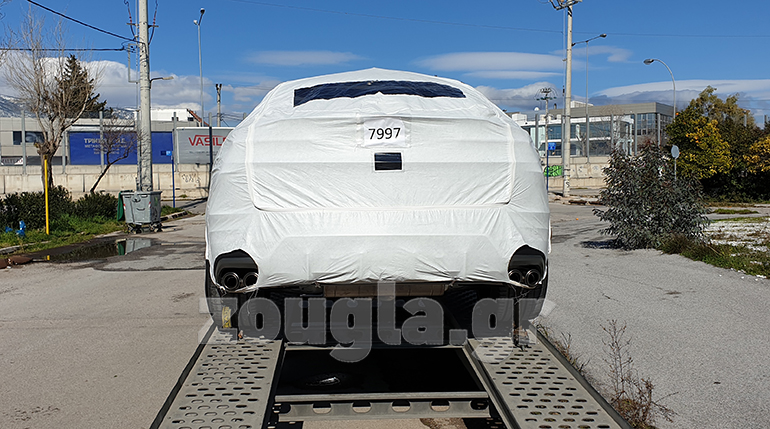 Το μόνο που μαρτυρά τη... δύναμή της είναι οι τέσσερις απολήξεις εξάτμισεις...