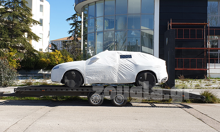 Ακόμα και σκεπασμένη η Urus προκαλεί δέος...