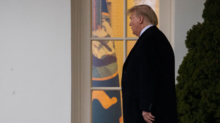 ΗΠΑ: Ο Ρότζερ Στόουν είναι αντιμέτωπος με ποινή φυλάκισης από 7 έως 9 έτη