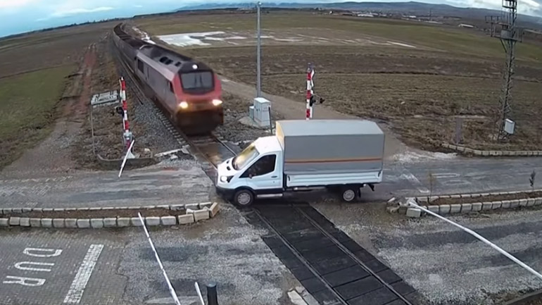 Σταμάτησε στη μέση της διάβασης του τρένου!