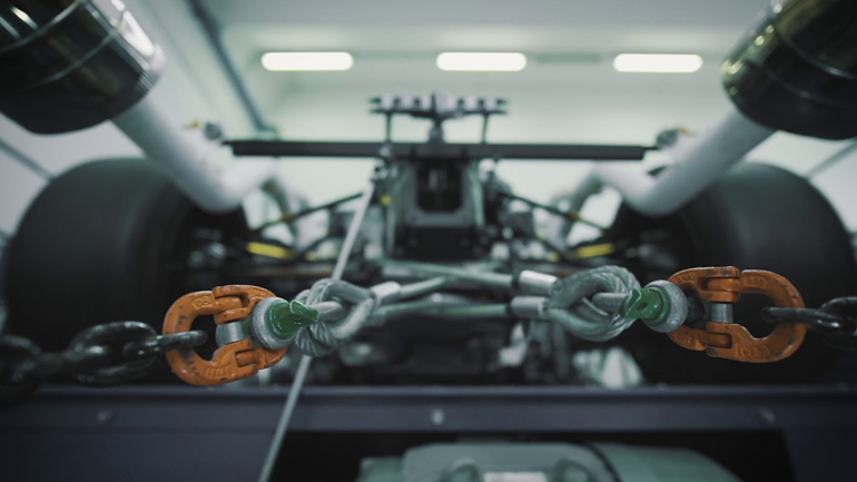 Με αλυσίδες κρατάνε το νέο hypercar της Lamborghini!