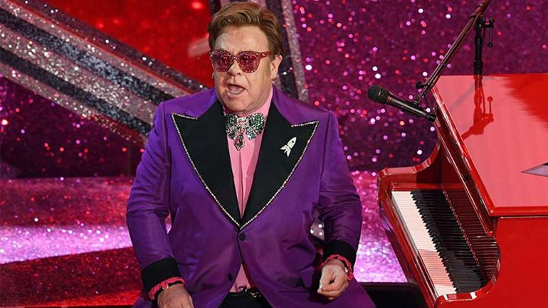 Elton John: Δείτε τον στη σκηνή του Dolby Theatre να ερμηνεύει το «I’m Gonna Love Me Again»