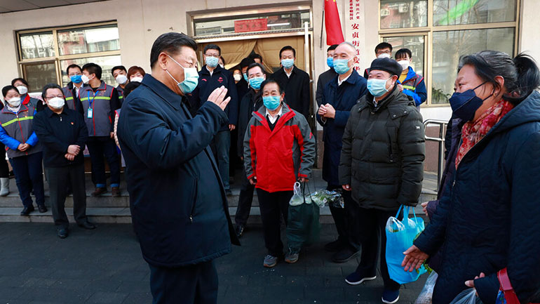 Ο Σι Τζινπίνγκ φορώντας την ιατρική μάσκα συνομιλεί με πολίτες