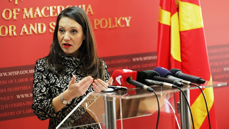 Βόρεια Μακεδονία: Η υπουργός Εργασίας δεν «εγκαταλείπει» την πινακίδα με το παλιό όνομα της χώρας