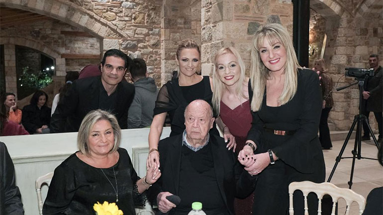 Πικέρμι: Οι Ιωνίδες έκοψαν τη βασιλόπιτα και τίμησαν τον Μίμη Πλέσσα στον Πύργο Πετρέζα!