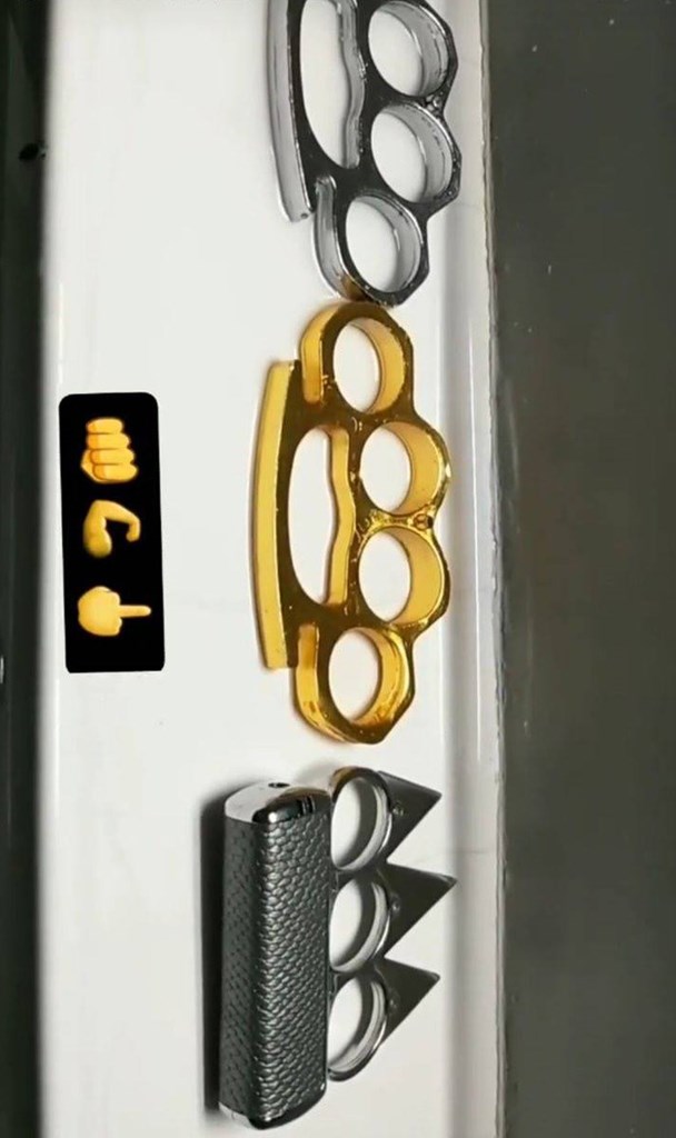 Με αυτές τις σιδηρογροθιές, προφανώς, χτυπούσαν άλλους ανήλικους.