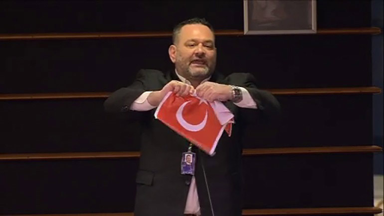 Το Ευρωκοινοβούλιο επέβαλλε κυρώσεις στον Γ.  Λαγό για το σκίσιμο της τουρκικής σημαίας