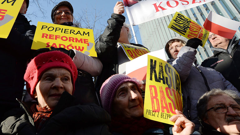 Οι Πολωνοί υποστηρίζουν το Ανώτατο Δικαστήριο στην αντιπαράθεση με την κυβέρνηση