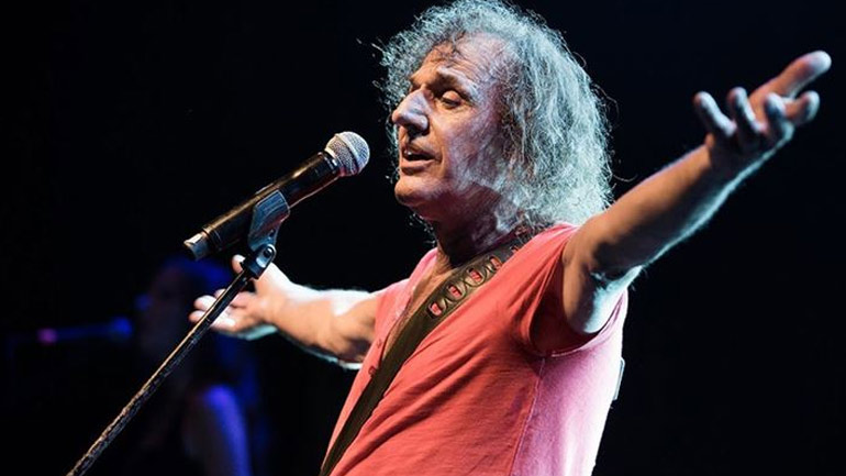 O Βασίλης Παπακωνσταντίνου ερμήνευσε τραγούδι για τον Γιάννη Αντετοκούνμπο